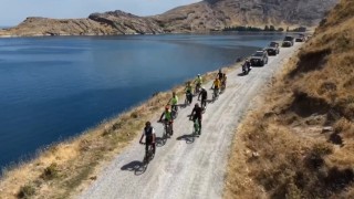 Doğaseverler Van Gölünün saklı cennetine pedal çevirdi