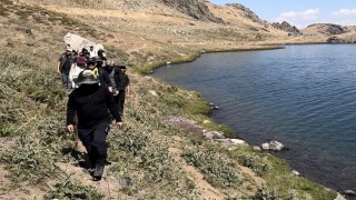 Doğaseverlerden 3 bin 500 rakımlı Sat Gölleri'ne yolculuk