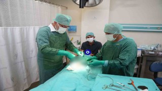 Doktor belediye başkanı önce çocukları eğlendirdi, ardından sünnet etti