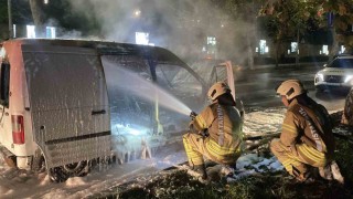 Dolmabahçe Sarayının önünde hafif ticari araç alevlere teslim oldu