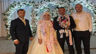 Düğünde altın yerine köpek taktı