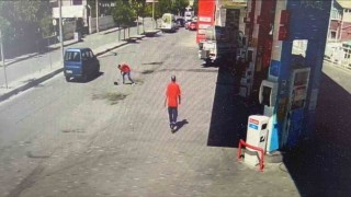 Düşürdüğü çantasına kavuşan yaşlı kadın polislere para verip çay ikram etmek istedi