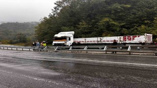 Düzce D-655 karayolunda makaslayan tır yolu trafiğe kapattı
