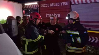 Düzcede fabrikadaki yangında üzerine çatı düşen itfaiyeci yaralandı