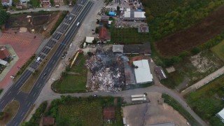 Düzcede yanan kapı fabrikasının son durumu havadan görüntülendi