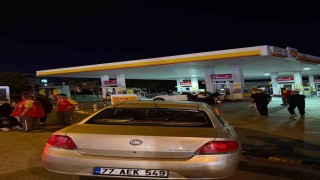 E-5ten yan yola girmek isteyen otomobil sürücüsü motosikletliye çarptı, O anlar kamerada