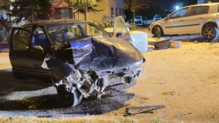 Edirne'de otomobil park halindeki araca ve çöp konteynerlerine çarptı