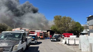 Edremit Zeytinli Sanayi Bölgesinde fabrika yangını: Ekipler seferber oldu