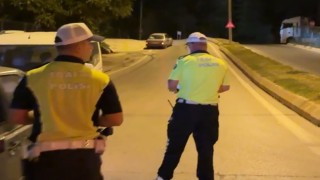 Ehliyetsiz sürücünün polisten kaçması kamerada