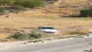 El freni çekilmeyen otomobil şarampole yuvarlandı