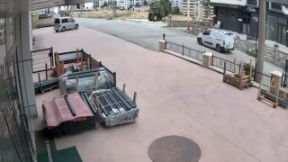 El freni çekilmeyi unutulan araç iş yerine girdi