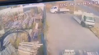 El frenini çekmediği kamyonetin altında kalan sürücü hayatını kaybetti