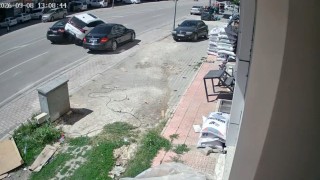 Elazığda bir gün arayla aynı yerde 2 kaza kameralara yansıdı