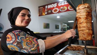 Elazığda iki çocuk annesi kadın girişimci, döner tezgahının başına geçti