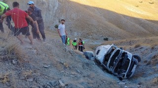Elazığda minibüs uçuruma yuvarlandı: Yaralılar var