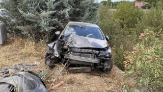 Elazığ'da otomobil ağaca çarptı: 4 yaralı