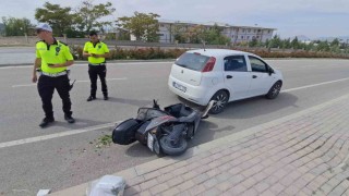 Elektrikli bisiklet park halindeki otomobile çarptı: 1 yaralı