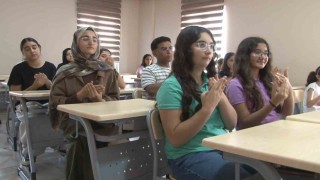 Engelleri aşmak için işaret dili öğreniyorlar