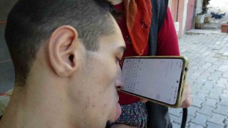 Engelleri burnuyla aştı: Telefonuyla hayata tutundu