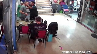 Ereğlide seyyar satıcının uygulamalı elektroşok tanıtımı esnafı şoke etti