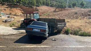 Ermenekte otomobil traktörün römorkuna çarptı: 3 yaralı