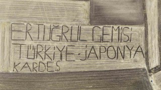 Ertuğrul Fırkateyninin 136. yılında tarlaya traktörle dostluk mesajı yazdı