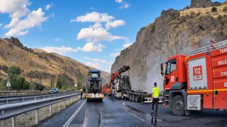Erzincan-Erzurum kara yolunda hayvan yemi yüklü tır yandı