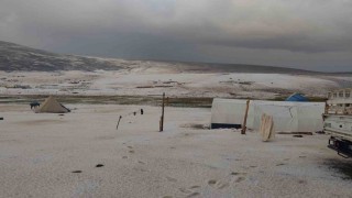 Erzincan yaylalarında dolu yağışı kar gibi araziyi beyaza bürüdü