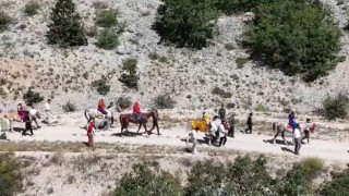 Erzincanda asırlık gelenek atlı düğün alayıyla yaşatılıyor