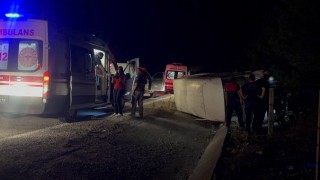 Erzincanda bal yüklü minibüs devrildi: 3 yaralı
