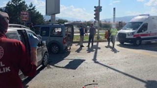 Erzincanda iki otomobilin çarpıştığı kazada 4 kişi yaralandı