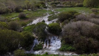 Erzincan'da mevsimsel su kaynağı doğal traverten oluşturuyor