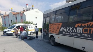 Erzincan'da midibüs ile motosiklet çarpıştı: 1 yaralı