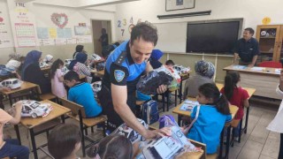 Erzincanda polis ekiplerinden öğrencilere yeni eğitim yılı sürprizi
