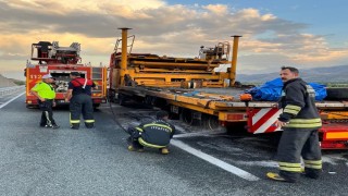 Erzincanda seyir halindeki tırın dorsesi yandı