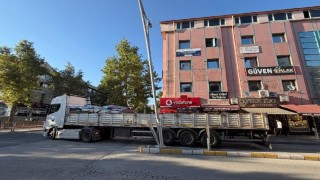Erzincanda tırın dorsesi aydınlatma direğine çarptı