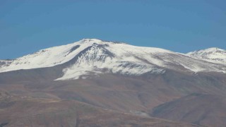 Erzincan'ın yüksek kesimleri mevsimin ilk karıyla beyaza büründü