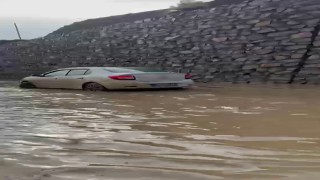 Erzurum-Artvin Karayolunda sel: Dereler taştı, bir araç mahsur kaldı