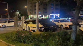 Erzurum'da kavşakta otomobiller çarpıştı: 2 yaralı