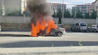 Erzurum'da korkutan araç yangını: Art arda patlamalar yaşandı