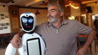 Erzurumlular robot Şukufeyi çok sevdi: Ağzı olsa cağ kebabı yiyecek