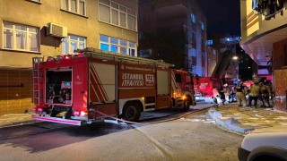 Esenler'de 4 katlı boş binanın çatısında yangın