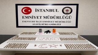 Esenyurtta şüpheli araçtan uyuşturucu çıktı: 2 gözaltı