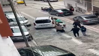Eski koca olay çıkardı, kadının yakınları tekme tokat kovaladı; o anlar kamerada