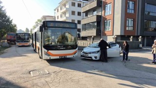 Eskişehir'de belediye otobüsü ile otomobil çarpıştı: 2 öğrenci yaralandı