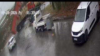 Eskişehir'de damperi açık kalan kamyon sanayi sitesinin kapısını  böyle yıktı