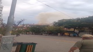 Eskişehirde giyim mağazasının çatısında yangın çıktı