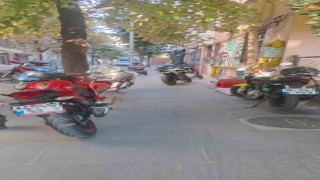 Eskişehirde kaldırımlar motosiklet otoparkına döndü
