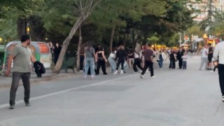 Eskişehirde kız çocuklarının saç saça, başa başa kavgası