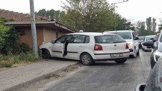 Eskişehirde kontrolden çıkan otomobil duvara çarptı